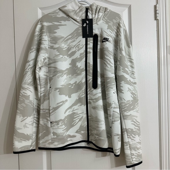 Nike tech fleece top - Picture 1 of 3